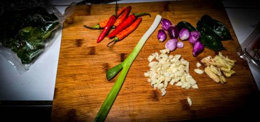 Günlük ev yemeği hazırlıkları taze otlar, kırmızı biber, tuz ve biber, karıştırma ve sote pişirme malzemeleri, yemek kitabı ve yemek tarifleri için iyi