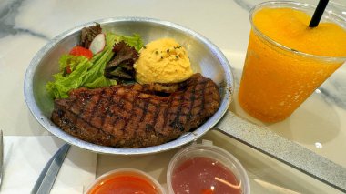 Şatafatlı ve görkemli sığır filetosu biftek yemeği. Yanında patates, sos ve baharatlarla birlikte duyular için ziyafet. Yemek tarifleri ve kitap içeriği yaratımı için de iyi.