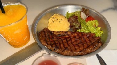 Şatafatlı ve görkemli sığır filetosu biftek yemeği. Yanında patates, sos ve baharatlarla birlikte duyular için ziyafet. Yemek tarifleri ve kitap içeriği yaratımı için de iyi.