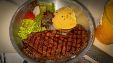 Şatafatlı ve görkemli sığır filetosu biftek yemeği. Yanında patates, sos ve baharatlarla birlikte duyular için ziyafet. Yemek tarifleri ve kitap içeriği yaratımı için de iyi.