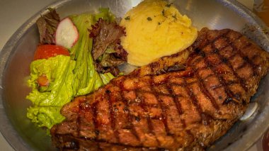 Şatafatlı ve görkemli sığır filetosu biftek yemeği. Yanında patates, sos ve baharatlarla birlikte duyular için ziyafet. Yemek tarifleri ve kitap içeriği yaratımı için de iyi.