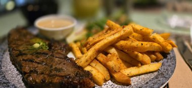 Şatafatlı ve görkemli sığır filetosu biftek yemeği. Yanında patates, sos ve baharatlarla birlikte duyular için ziyafet. Yemek tarifleri ve kitap içeriği yaratımı için de iyi.