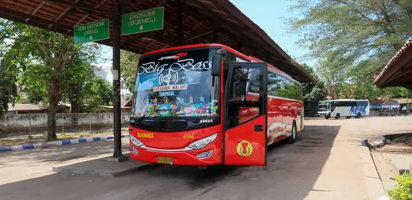 Surakarta, Jawa Tengah, Endonezya, 06 Temmuz 2023, Endonezya 'da otobüsler ve koçlar, çift katlı otobüsler, Endonezya' da çeşitli temalar