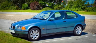 Güzel yeşil BMW 318 3 serisi kompakt Hatchback otomotiv klasik ve modern görünüş aracı araba kataloğu veya multimedya içeriği oluşturma için iyi