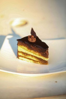 Çok renkli dekore edilmiş, tatlı tatlı parti kekleri ya da parti için ikram edilen pastalar, pasta, pasta ve pasta ile bar tatlısı seçimi konferans içeriği oluşturan bir büfede kahve molası.