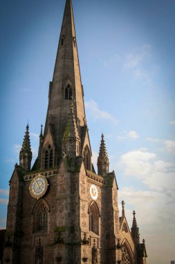 Kırsal Avrupa 'daki güzel ve büyüleyici eski ve antik bina yeşil manzara ve mavi gökyüzüne dokunulmamış, ortaçağ kale manzarası multimedya içeriği oluşturulması için iyi, Bu AI değil, Lütfen EXIF DATA' yı kontrol edin