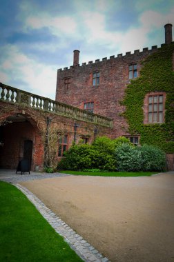 Kırsal Avrupa 'daki güzel ve büyüleyici eski ve antik bina yeşil manzara ve mavi gökyüzünde dokunulmamış, ortaçağ kale manzarası multimedya içeriği oluşturulmasında iyi, bu AI IMAGE değil, lütfen EXIF DATA' yı kontrol edin