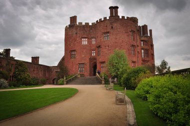 Kırsal Avrupa 'daki güzel ve büyüleyici eski ve antik bina yeşil manzara ve mavi gökyüzünde dokunulmamış, ortaçağ kale manzarası multimedya içeriği oluşturulmasında iyi, bu AI IMAGE değil, lütfen EXIF DATA' yı kontrol edin