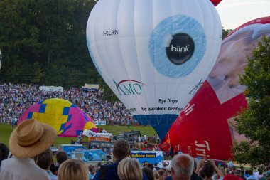 Bristol Birleşik Krallık Yıllık Uluslararası Sıcak Hava Balonu Festivali, Avrupa 'nın İngiltere üzerinde uçan sıcak hava balonu kutlaması, multimedya içeriği oluşturulması için iyi, bu AI IMAGE değil, Lütfen EXIF DATA' ya bakın