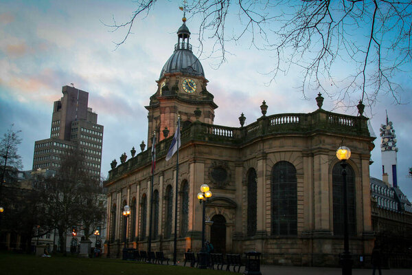 красивое и очаровательное старое и древнее здание в сельской Европе, оставленное нетронутым в зеленом ландшафте и голубом небе, средневековый пейзаж замка хорошо для создания мультимедийного контента, ЭТО НЕ ИИ, пожалуйста, проверьте EXIF DATA