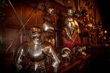 İngiltere 'deki kalede zırhlı bir ortaçağ şövalyesi zırhı. Eski savaşlarda şövalyelerin kullandığı çelik zırh. Multimedya içeriği yaratımı için iyi.