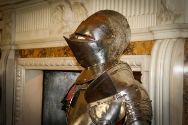 İngiltere 'deki kalede zırhlı bir ortaçağ şövalyesi zırhı. Eski savaşlarda şövalyelerin kullandığı çelik zırh. Multimedya içeriği yaratımı için iyi.
