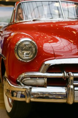 Güzel, eski, kırmızı Amerikan spor arabası, krom ızgaralı ve yuvarlak farlı hot rod retro araba koleksiyoncu klasik araba kataloğu ya da multimedya çadır yapımı için çok iyi.