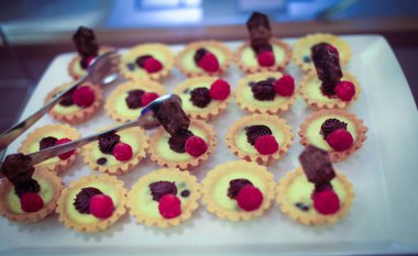 Çok renkli dekore edilmiş çok renkli tatlı parti kekleri ya da parti için ikram edilen pastalar, pasta, pasta, yemek şöleni, konferansta kahve molası ve kutlamalar.