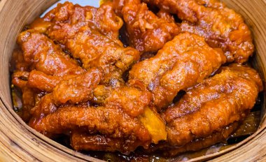 fung zau ya da tavuk ayaklı angsio, Fung zau baharatlı ve buğulanmış tavuk ayaklarından yapılan bir Çin yemeği çeşnisidir.