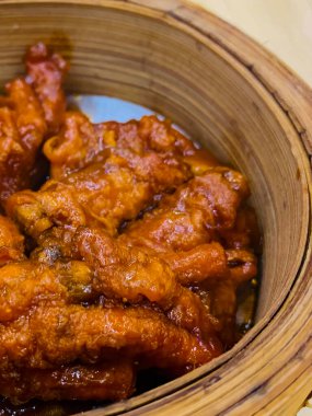 fung zau ya da tavuk ayaklı angsio, Fung zau baharatlı ve buğulanmış tavuk ayaklarından yapılan bir Çin yemeği çeşnisidir.