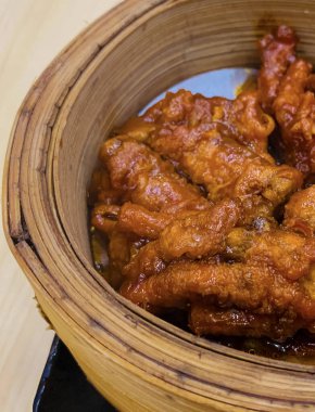 fung zau ya da tavuk ayaklı angsio, Fung zau baharatlı ve buğulanmış tavuk ayaklarından yapılan bir Çin yemeği çeşnisidir.