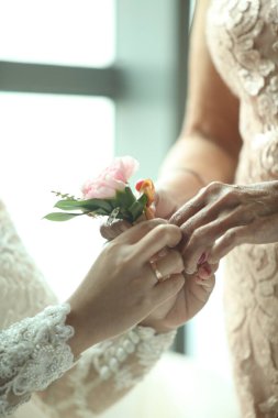 Düğün günü gelinlerinin buketlerini tuttuğu harika ve güzel düğün çiçekleri davetiyeler ve düğün kartı veya multimedya içeriği yaratımları için iyi bir düğün konsepti.