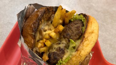 Lezzetli ve harika görünümlü hamburger ve kızarmış çörek ve acı biber sosu, yemek tarifi kitabı ve multimedya içeriği yaratımı için iyidir.