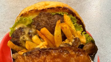 Lezzetli ve harika görünümlü hamburger ve kızarmış çörek ve acı biber sosu, yemek tarifi kitabı ve multimedya içeriği yaratımı için iyidir.