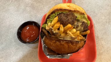 Lezzetli ve harika görünümlü hamburger ve kızarmış çörek ve acı biber sosu, yemek tarifi kitabı ve multimedya içeriği yaratımı için iyidir.