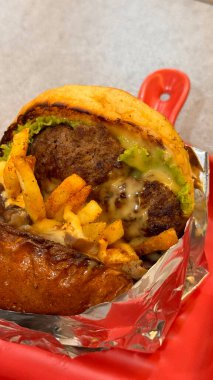 Lezzetli ve harika görünümlü hamburger ve kızarmış çörek ve acı biber sosu, yemek tarifi kitabı ve multimedya içeriği yaratımı için iyidir.