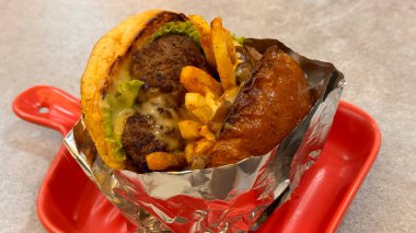 Lezzetli ve harika görünümlü hamburger ve kızarmış çörek ve acı biber sosu, yemek tarifi kitabı ve multimedya içeriği yaratımı için iyidir.