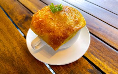 Lahana, kabak, fasulye, patates, kereviz, havuç, soğan, domates hamuru, ekstra bakire zeytinyağı, acı biber ve tavuk veya pastırmadan yapılmış ahşap masanın üstünde altın sarısı çıtır çıtır tavuk çorbası veya ev yapımı zuppa çorbası..