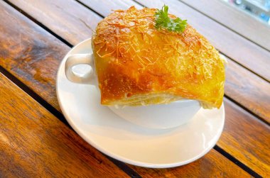 Lahana, kabak, fasulye, patates, kereviz, havuç, soğan, domates hamuru, ekstra bakire zeytinyağı, acı biber ve tavuk veya pastırmadan yapılmış ahşap masanın üstünde altın sarısı çıtır çıtır tavuk çorbası veya ev yapımı zuppa çorbası..