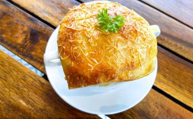 Lahana, kabak, fasulye, patates, kereviz, havuç, soğan, domates hamuru, ekstra bakire zeytinyağı, acı biber ve tavuk veya pastırmadan yapılmış ahşap masanın üstünde altın sarısı çıtır çıtır tavuk çorbası veya ev yapımı zuppa çorbası..