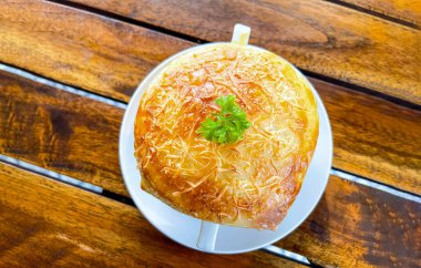 Lahana, kabak, fasulye, patates, kereviz, havuç, soğan, domates hamuru, ekstra bakire zeytinyağı, acı biber ve tavuk veya pastırmadan yapılmış ahşap masanın üstünde altın sarısı çıtır çıtır tavuk çorbası veya ev yapımı zuppa çorbası..