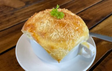 Lahana, kabak, fasulye, patates, kereviz, havuç, soğan, domates hamuru, ekstra bakire zeytinyağı, acı biber ve tavuk veya pastırmadan yapılmış ahşap masanın üstünde altın sarısı çıtır çıtır tavuk çorbası veya ev yapımı zuppa çorbası..