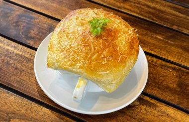 Lahana, kabak, fasulye, patates, kereviz, havuç, soğan, domates hamuru, ekstra bakire zeytinyağı, acı biber ve tavuk veya pastırmadan yapılmış ahşap masanın üstünde altın sarısı çıtır çıtır tavuk çorbası veya ev yapımı zuppa çorbası..