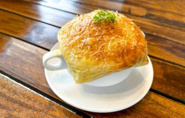 Lahana, kabak, fasulye, patates, kereviz, havuç, soğan, domates hamuru, ekstra bakire zeytinyağı, acı biber ve tavuk veya pastırmadan yapılmış ahşap masanın üstünde altın sarısı çıtır çıtır tavuk çorbası veya ev yapımı zuppa çorbası..