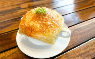 Lahana, kabak, fasulye, patates, kereviz, havuç, soğan, domates hamuru, ekstra bakire zeytinyağı, acı biber ve tavuk veya pastırmadan yapılmış ahşap masanın üstünde altın sarısı çıtır çıtır tavuk çorbası veya ev yapımı zuppa çorbası..