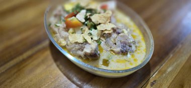 Büyük bir tencere dolusu pişmiş inek ayağı ya da inek budu, sıra sıra dizilmiş ve çorbayla kaplanmış, et yumuşaktır ve et suyu temizdir, geleneksel Endonezya yemeği.