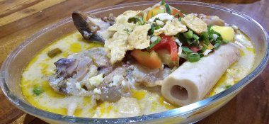 Büyük bir tencere dolusu pişmiş inek ayağı ya da inek budu, sıra sıra dizilmiş ve çorbayla kaplanmış, et yumuşaktır ve et suyu temizdir, geleneksel Endonezya yemeği.