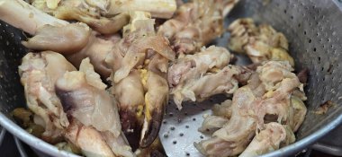 Büyük bir tencere dolusu pişmiş inek ayağı ya da inek budu, sıra sıra dizilmiş ve çorbayla kaplanmış, et yumuşaktır ve et suyu temizdir, geleneksel Endonezya yemeği.