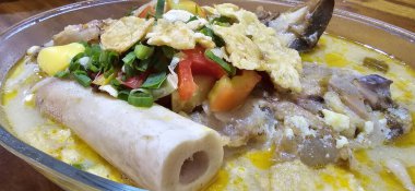 Büyük bir tencere dolusu pişmiş inek ayağı ya da inek budu, sıra sıra dizilmiş ve çorbayla kaplanmış, et yumuşaktır ve et suyu temizdir, geleneksel Endonezya yemeği.