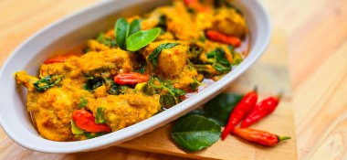 Ayam woku Manado, Endonezya 'nın Kuzey Sulawesi eyaletinden, çeşitli baharatlardan yapılmış ve genellikle beyaz bir tabakta et soslu tavuk pişirmek için kullanılan baharatlı baharatlı baharatlı tavuktur. Yemek tarifi, makale için mükemmel.