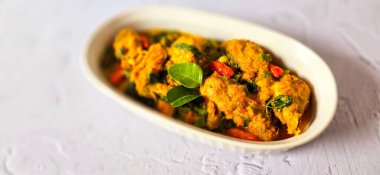 Ayam woku Manado, Endonezya 'nın Kuzey Sulawesi eyaletinden, çeşitli baharatlardan yapılmış ve genellikle beyaz bir tabakta et soslu tavuk pişirmek için kullanılan baharatlı baharatlı baharatlı tavuktur. Yemek tarifi, makale için mükemmel.