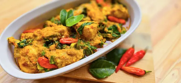 Ayam woku Manado, Endonezya 'nın Kuzey Sulawesi eyaletinden, çeşitli baharatlardan yapılmış ve genellikle beyaz bir tabakta et soslu tavuk pişirmek için kullanılan baharatlı baharatlı baharatlı tavuktur. Yemek tarifi, makale için mükemmel.
