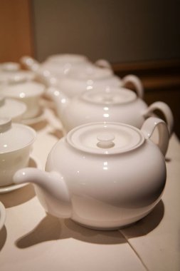 Seramiklerden yapılmış çay ya da kahve servisi ve çay içme çaydanlığı kısmi masa malzemesi olarak iyi yemek tarifi kitabı ya da multimedya içeriği oluşturma amaçlı.