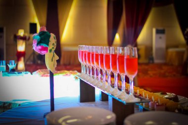 Şatafatlı bir parti atmosferinde bir bardak şampanya ya da şarap bardağı. Tost ve kutlama için, şık, renkli fotoğraf, laik resepsiyon, yeni yıl, düğün, ışıl ışıl şampanya bardakları konsepti