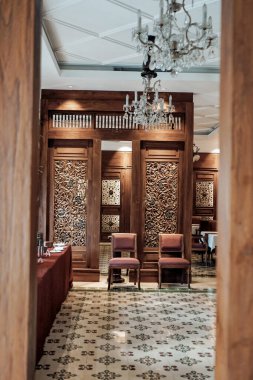 Yakın zamanda inşa edilmiş lüks bir evde çok güzel mobilyalar ve dekorasyonlarla muhteşem bir konforlu oda tasarımı. Cömert bir pencere dizisi, geniş ve cömert sayıda doğal ışıklandırma sağlar. Multimedya oluşturma için iyidir.