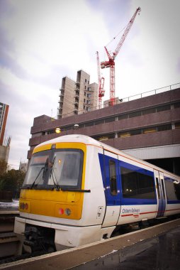 Trenler ve banliyö hattı ya da bazıları bunu çeşitli istasyonlarda toplu hızlı ulaşım olarak adlandırdı, multimedya içerik oluşturma için iyi