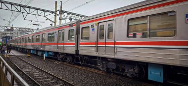 Trenler ve banliyö hattı ya da bazıları bunu çeşitli istasyonlarda toplu hızlı ulaşım olarak adlandırdı, multimedya içerik oluşturma için iyi