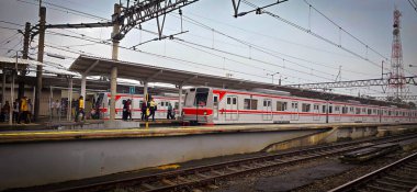 Trenler ve banliyö hattı ya da bazıları bunu çeşitli istasyonlarda toplu hızlı ulaşım olarak adlandırdı, multimedya içerik oluşturma için iyi