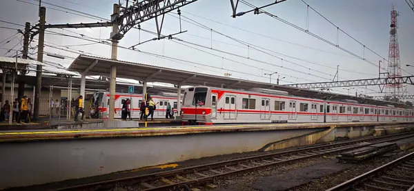 Trenler ve banliyö hattı ya da bazıları bunu çeşitli istasyonlarda toplu hızlı ulaşım olarak adlandırdı, multimedya içerik oluşturma için iyi
