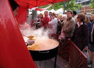 Paella yapımı ve satışı, Avrupa 'da yaz aylarında İspanyol yemeği, Birmingham, Birleşik Krallık' ta pazar yeri konsepti